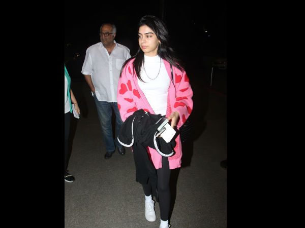 Khushi Kapoor & Boney Kapoor Snapped At The Airport