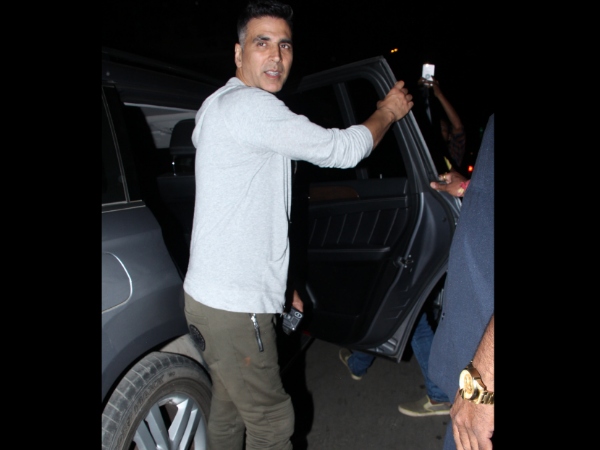 Akshay Snapped By The Paps When He Went On A Dinner Date With Twinkle