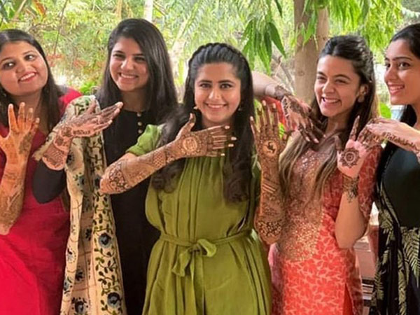 Palak & Her Friends Flaunt Mehendi