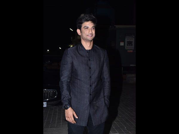 Sushant Smiles For The Cameras At Sonchiriya Screening