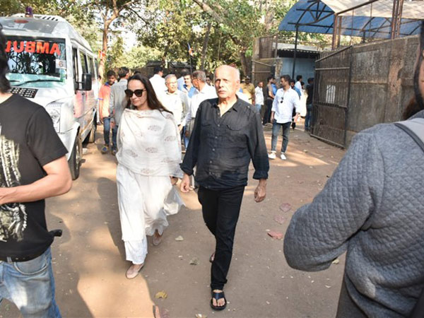 Mahesh Bhatt And Soni Razdan Pay Their Last Respects To Rajkumar Barjatya