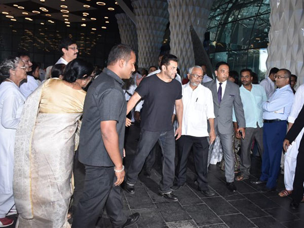 Salman Khan Arrives For Rajkumar Barjatya's Prayer Service