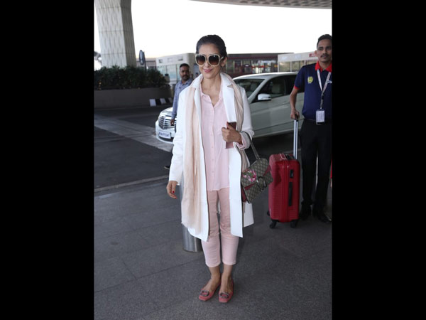 Manisha Koirala Snapped At The Airport