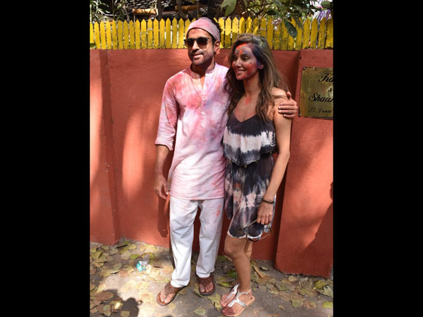 Farhan & Shibani Pose For Cameras At The Holi Party