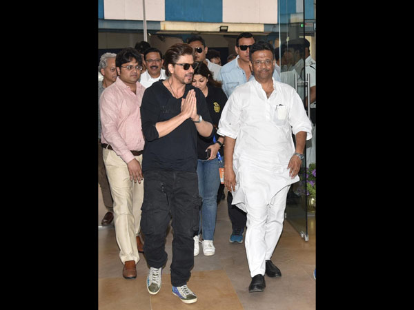 Shah Rukh Khan Pays A Visit To Mamata Banerjee
