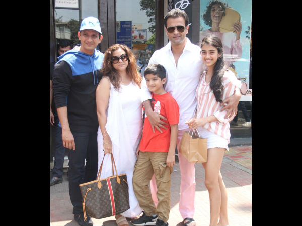 Sharman Joshi Lunches With Rohit Roy And His Family