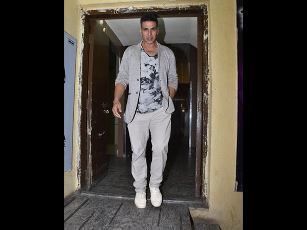 Akshay Kumar Goes Out With His Family