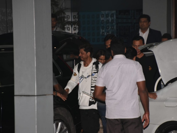 Shah Rukh Khan Looks Uber Cool When Snapped At Airport