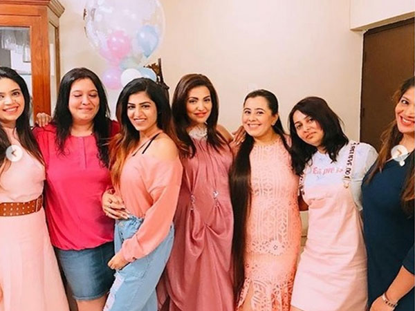 Ishqbaaz Actress With Her Friends & Family