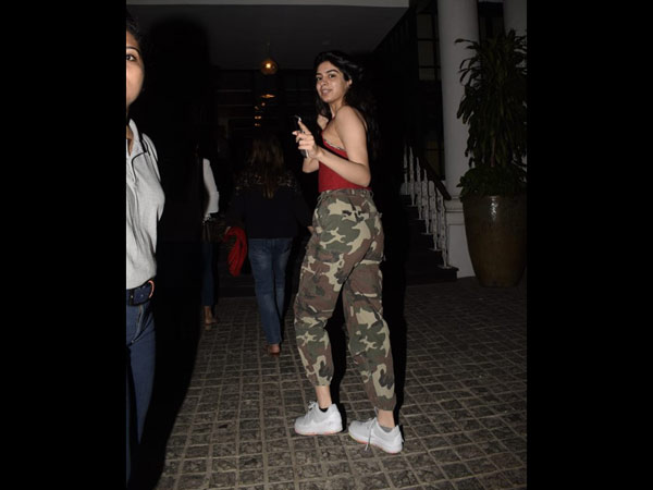Khushi Sports A Grunge Casual Look For The Girls Night Out