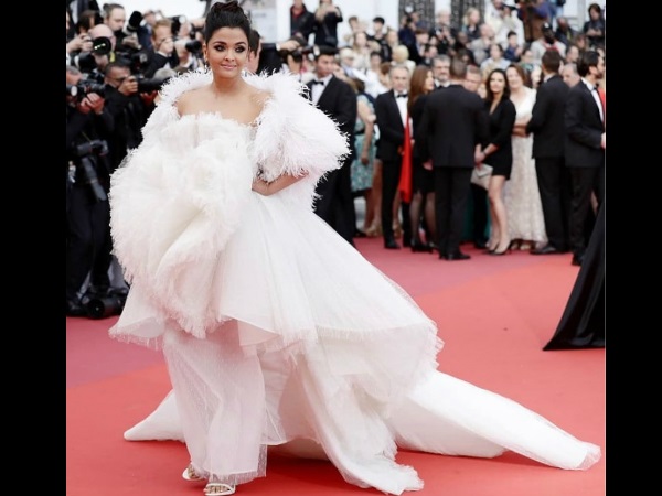Aishwarya's Dreamy Entry At The Red Carpet