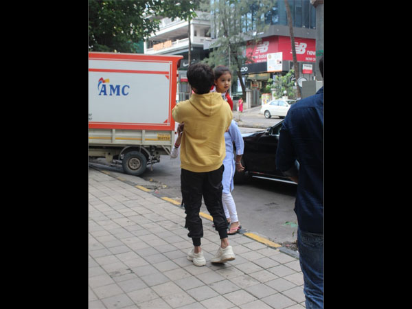 Fans Target Shahid Left & Right