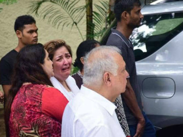 An Inconsolable Sunaina At J Om Prakash's Funeral