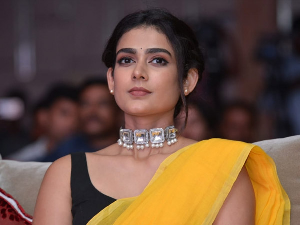 Aakanksha Looks Gorgeous