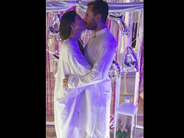 Kareena & Saif Steal A Romantic Moment