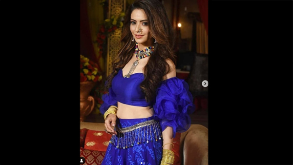 Aamna Sharif Looks Stylish In Komolika Avatar