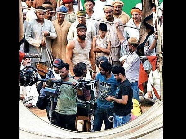 ranbir-kapoor-new-look-for-shamshera-gets-leaked-looks-unrecognizable ranbir-kapoor-new-look-for-shamshera-gets-leaked-looks-unrecognizable