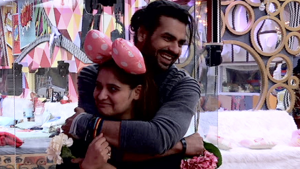 Housemates Tries To Connect Vishal With Aarti