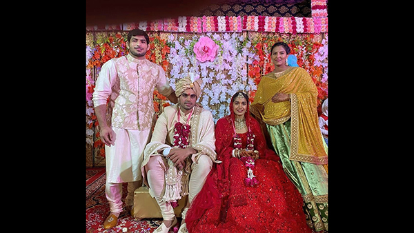 Geeta Congratulates Babita & Vivek