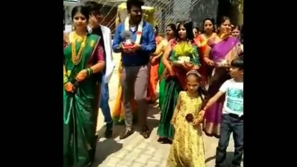 In Pic: Chandan With Relatives & Family
