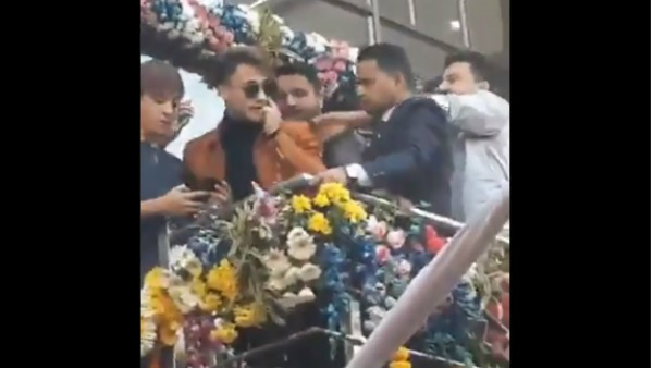Asim Mobbed By Fans