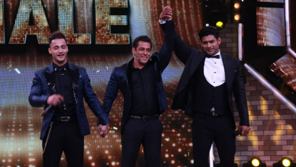 Sidharth & Asim Switch Off Bigg Boss House Lights