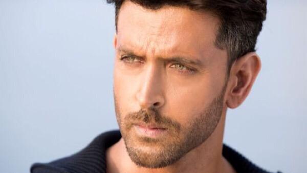 Hrithik Contributes Hand Sanitizers To Mumbai Police Hrithik Contributes Hand Sanitizers To Mumbai Police