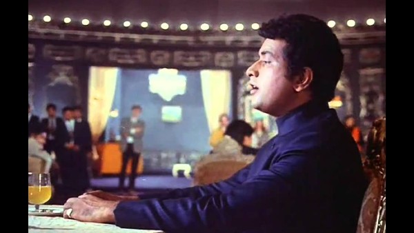 Hai Preet Jahan Ki Reet (Purab Aur Paschim)