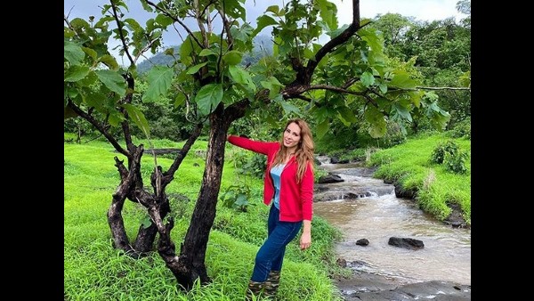 Meanwhile, Iulia Goes On A Photo-Clicking Spree