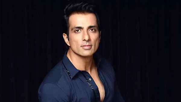 Sonu Sood Denies Fan’s Request For PS4, Offers Books Instead Sonu Sood Denies Fan’s Request For PS4, Offers Books Instead