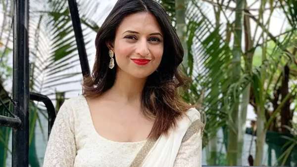Divyanka Tripathi Calls Out Troll Asking Her To Live Without Make-Up And AC For A Day Divyanka Tripathi Calls Out Troll Asking Her To Live Without Make-Up And AC For A Day