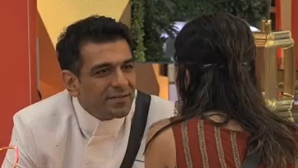 Salman Tries To Spark Romance Between Eijaz-Pavitra And Jaan-Nikki