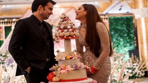 When Kajal & Gautam Cut The Cake In Their Reception Party
