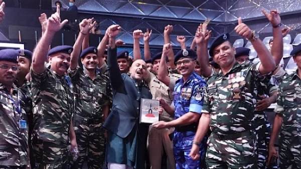 Vishal Dadlani Poses With The Heroes