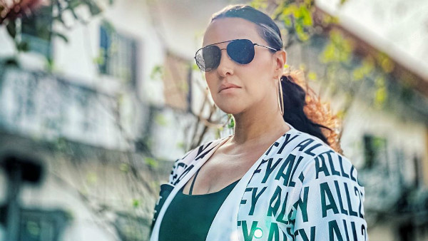 neha-dhupia-disgusted-to-see-that-no-one-is-following-social-distancing-at-delhi-airport neha-dhupia-disgusted-to-see-that-no-one-is-following-social-distancing-at-delhi-airport