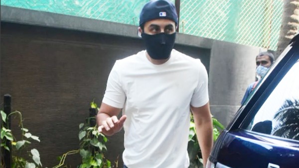 ranbir-kapoor-warns-paparazzi-to-maintain-distance-from-him-alia-bhatt-at-rishi-kapoor-prayer-meet ranbir-kapoor-warns-paparazzi-to-maintain-distance-from-him-alia-bhatt-at-rishi-kapoor-prayer-meet