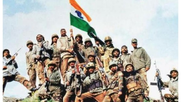 kargil-vijay-diwas-akshay-kumar-and-abhishek-bachchan-pay-tributes-to-real-heroes-of-kargil-war kargil-vijay-diwas-akshay-kumar-and-abhishek-bachchan-pay-tributes-to-real-heroes-of-kargil-war