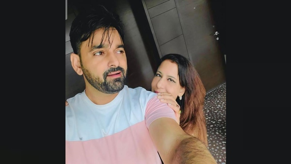 Manoj Tiwari’s First Wife Rani Is In A Relationship With Ekam Bawa; Singer Shares Romantic Pic With GF Manoj Tiwari’s First Wife Rani Is In A Relationship With Ekam Bawa; Singer Shares Romantic Pic With GF