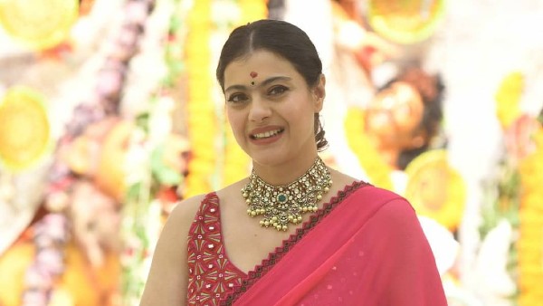 durga-puja-2021-kajol-breaks-down-as-she-hugs-her-uncles-at-pandal durga-puja-2021-kajol-breaks-down-as-she-hugs-her-uncles-at-pandal