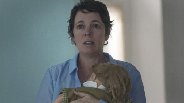 Olivia Colman dans La Fille Perdue avec poupée Olivia Colman dans La Fille Perdue avec poupée