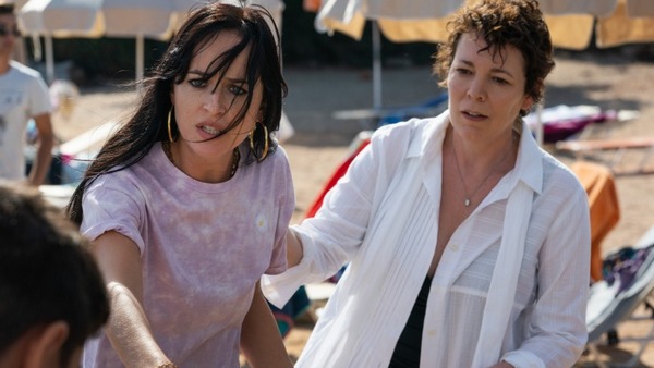 Dakota Johnson et Olivia Colman dans La Dernière Fille Dakota Johnson et Olivia Colman dans La Dernière Fille