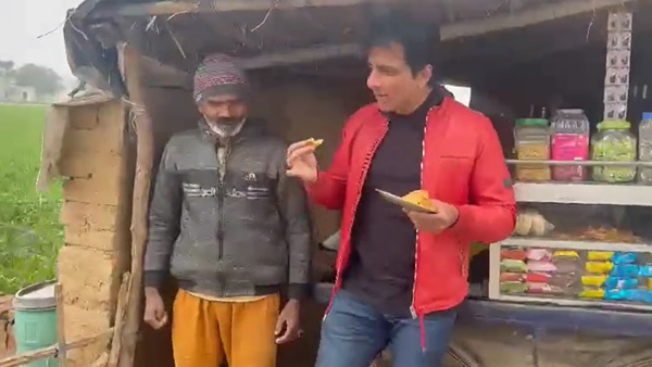 Roadies’ New Host Sonu Sood Enjoys Samosa And Chaat At Roadside Stall; Shares Video On Twitter Roadies’ New Host Sonu Sood Enjoys Samosa And Chaat At Roadside Stall; Shares Video On Twitter
