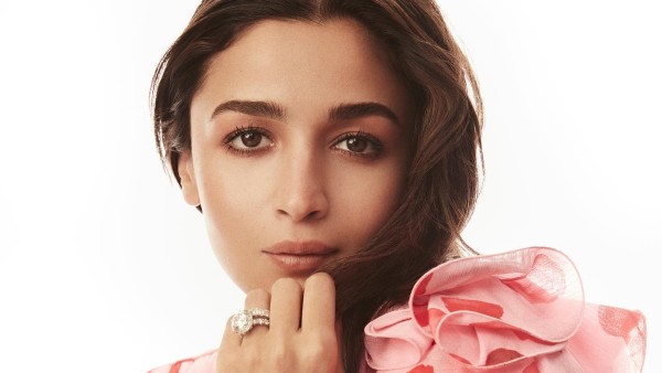alia-bhatt-flaunts-her-huge-wedding-ring-as-she-graces-koffee-with-karan-with-ranveer-singh alia-bhatt-flaunts-her-huge-wedding-ring-as-she-graces-koffee-with-karan-with-ranveer-singh