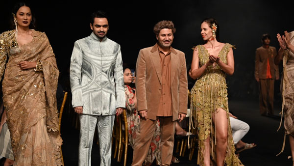 कल्कि ने डिज़ाइनर के साथ पोज़ दिया