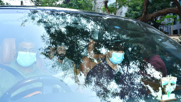 आलिया के डिस्चार्ज होते ही रणबीर ने बेटी को गोद में उठाया