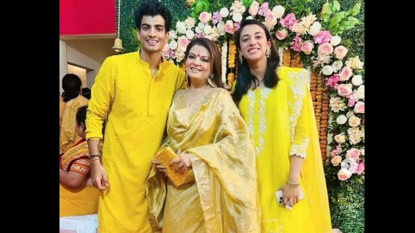 शीबा स्ट्राइक्स ए पोज़