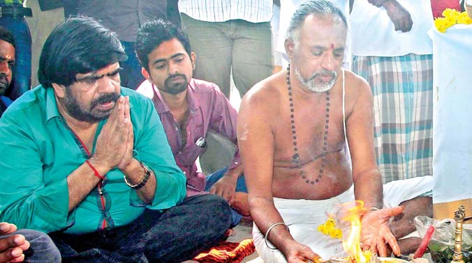 T Rajendar Prays At Kanchipuram Sri Vazhakarutheeswarar Temple For His ...