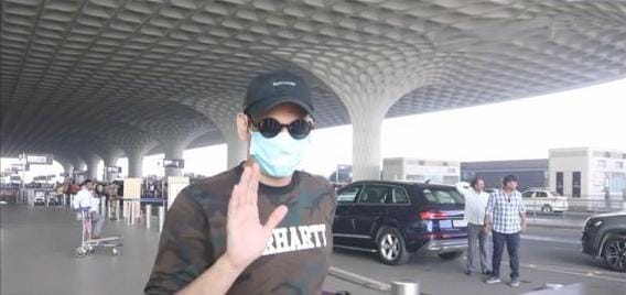 विजय हाथ हिलाता है विजय हाथ हिलाता है