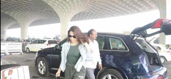 एयरपोर्ट पर तमन्ना एयरपोर्ट पर तमन्ना