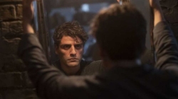 Moon Knight Episode 1 Review Oscar Isaac S Marvel Debut Begins With Jaw Dropping Moments